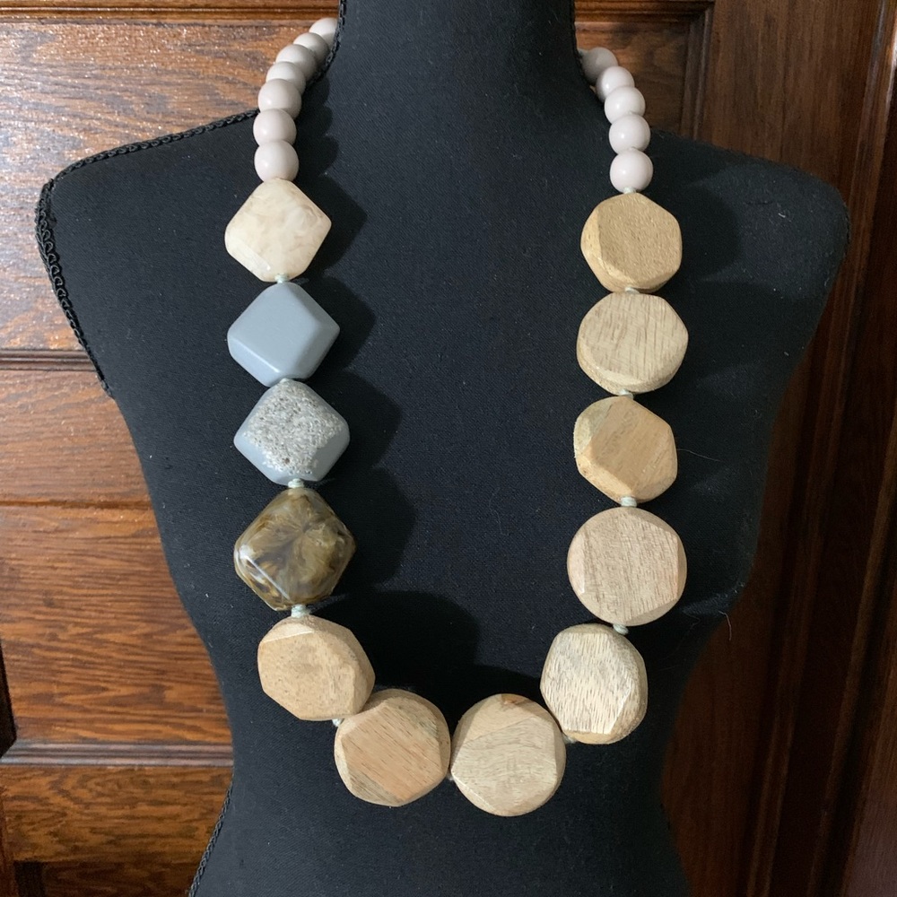 Woman’s Beautiful wood and Beads necklace. NWT. Approx 17” long